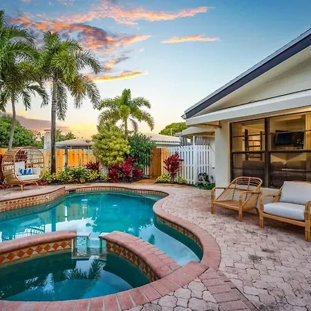 Tropical Getaway - Heated Pool & Patio Retreat Villa